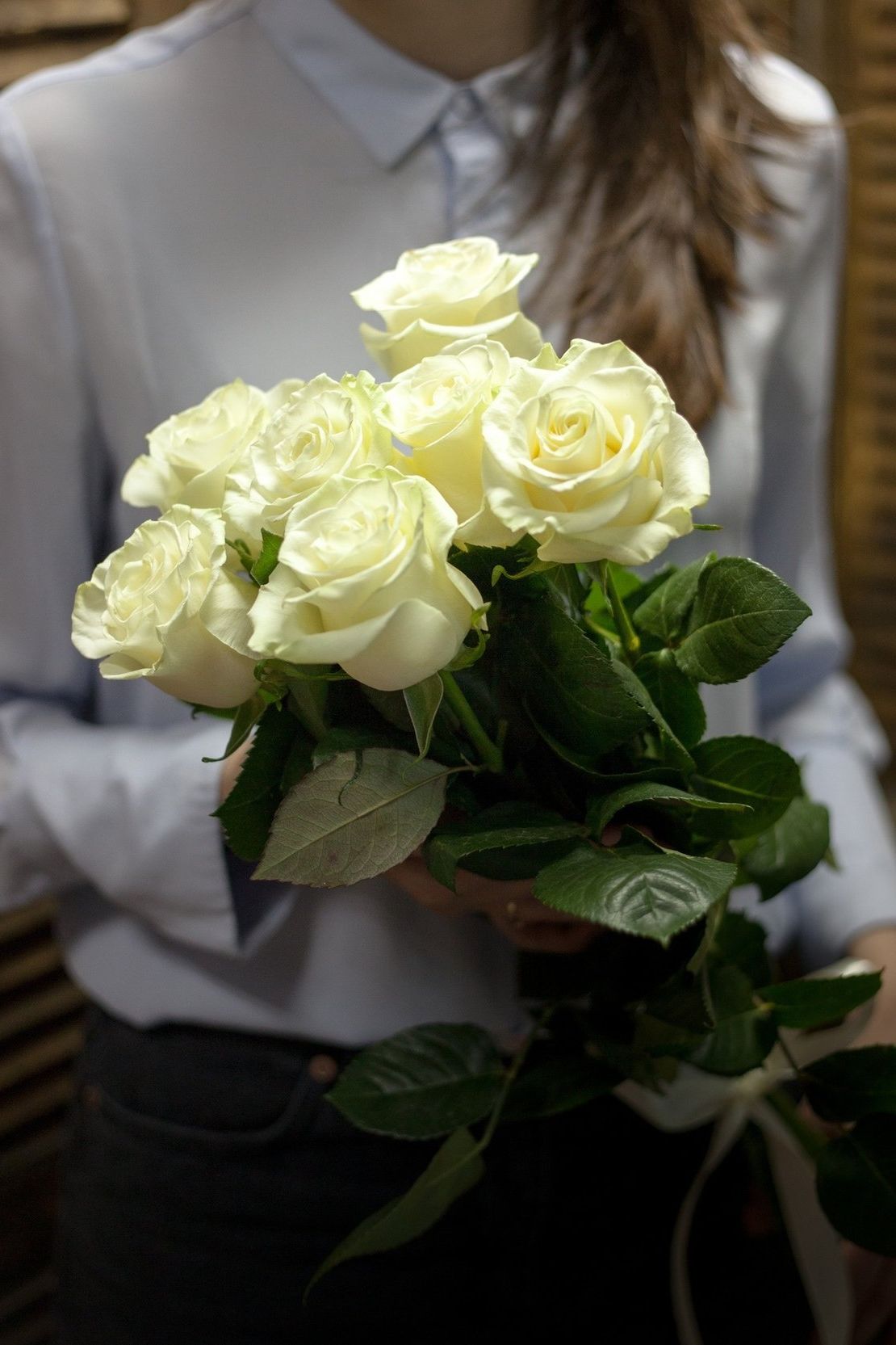 шляпная коробка с розами и гипсофилой для подарка в Ангарске