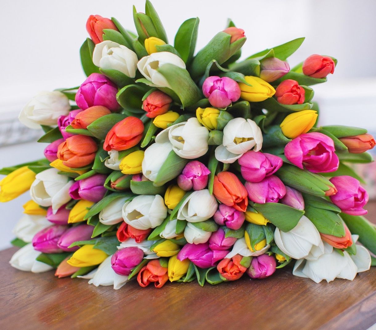 корпоративная композиция с розами и хризантемами для офиса в Ангарске