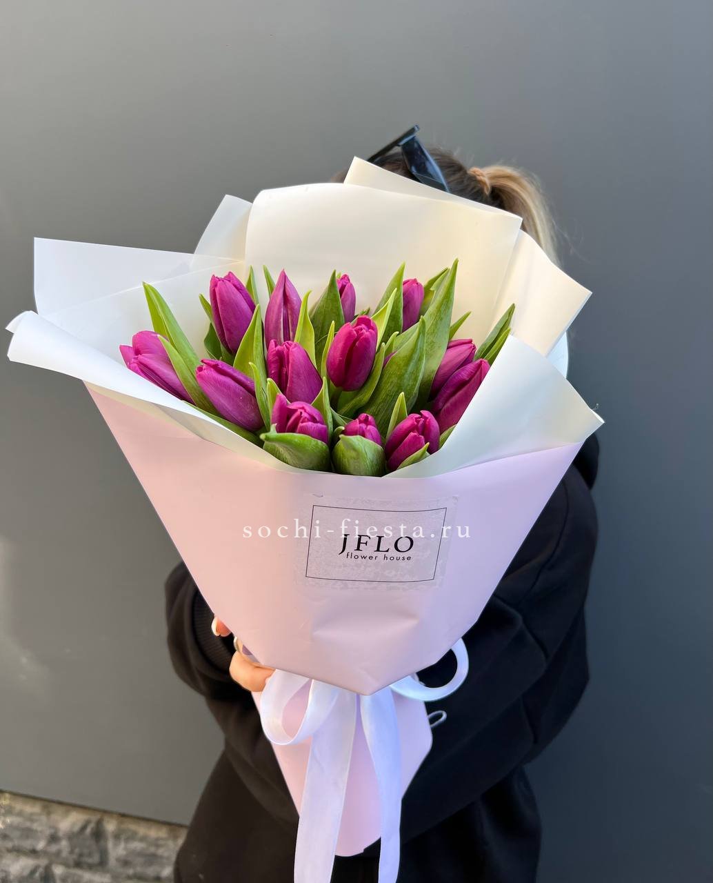 видовой каталог с розами и пионами в студии флористики в Ангарске