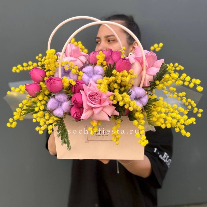 Сумочка мимозы и роз "Примавера" в Ангарске