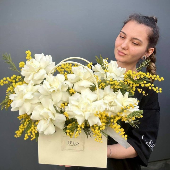 Французские Розы и мимоза  в сумочке  в Ангарске