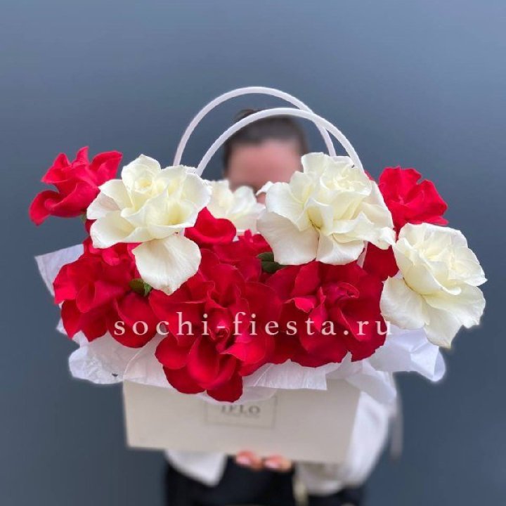 Сумочка  красных и белых роз в Ангарске