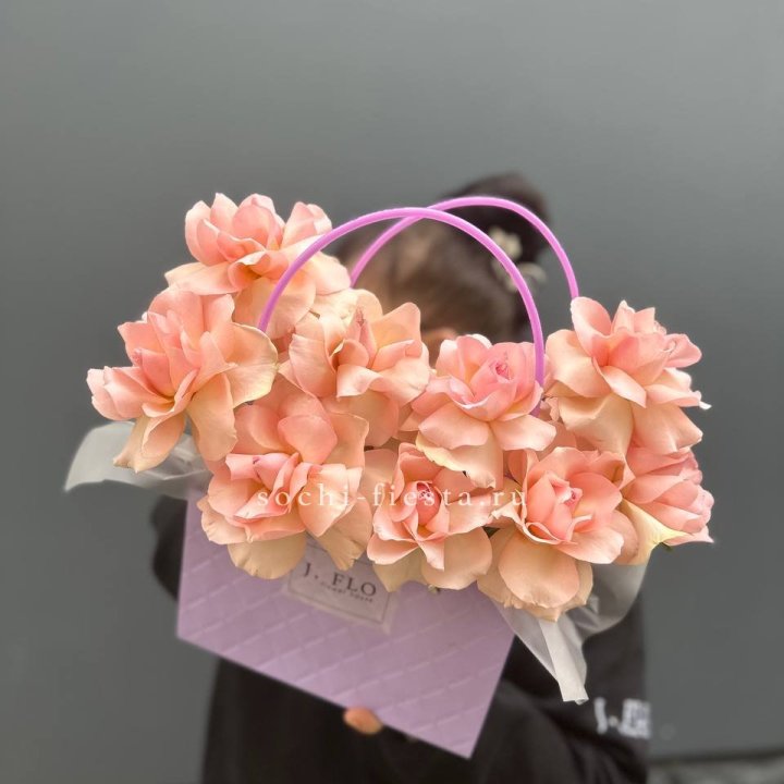 Сумочка с розами "Кети" в Ангарске