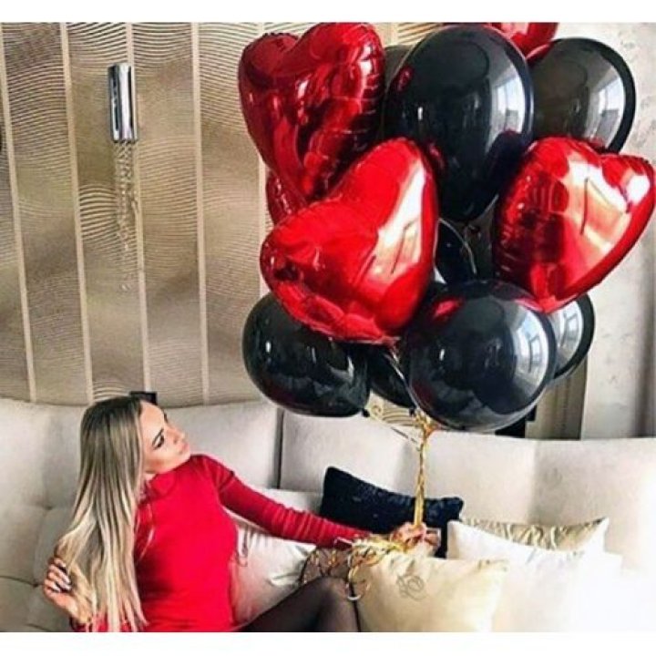 Фонтан из красных сердец с чёрными шарами  в Ангарске