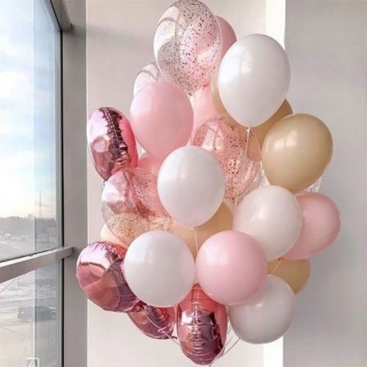 Фонтан шаров розового и белого цветов в Ангарске