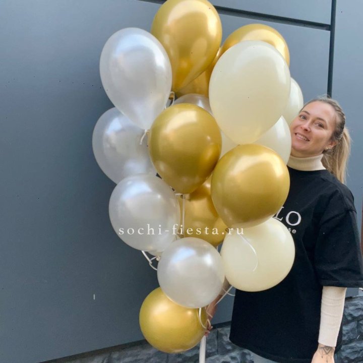 Облако шаров из белого и золотого оттенков в Ангарске