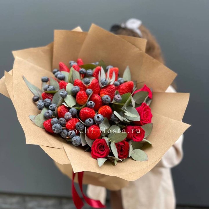 Клубника и голубика с цветами в Ангарске