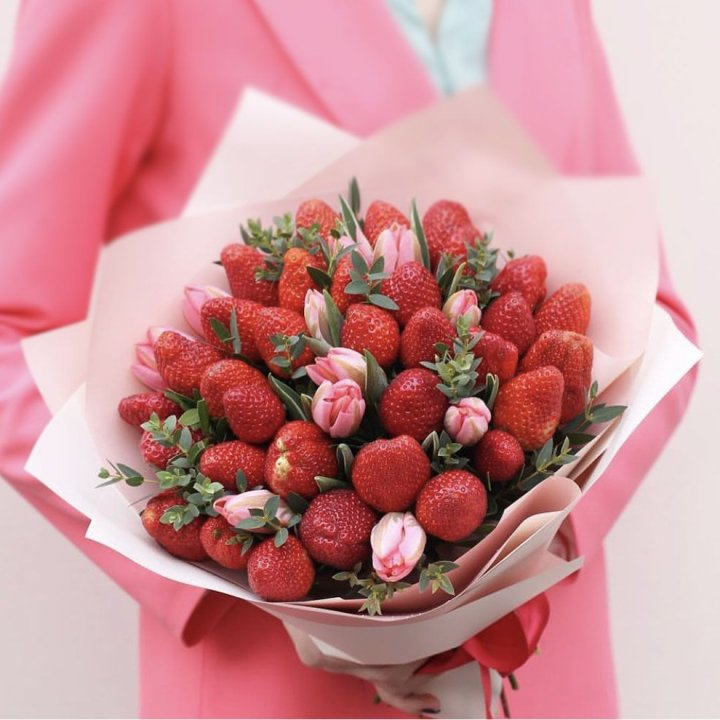 Тюльпаны и клубника в Ангарске