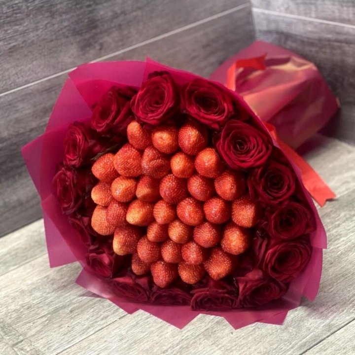 Клубничный букет с розами в Ангарске