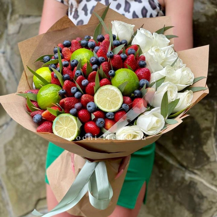 Ягодно-цитрусовый букет с розами в Ангарске