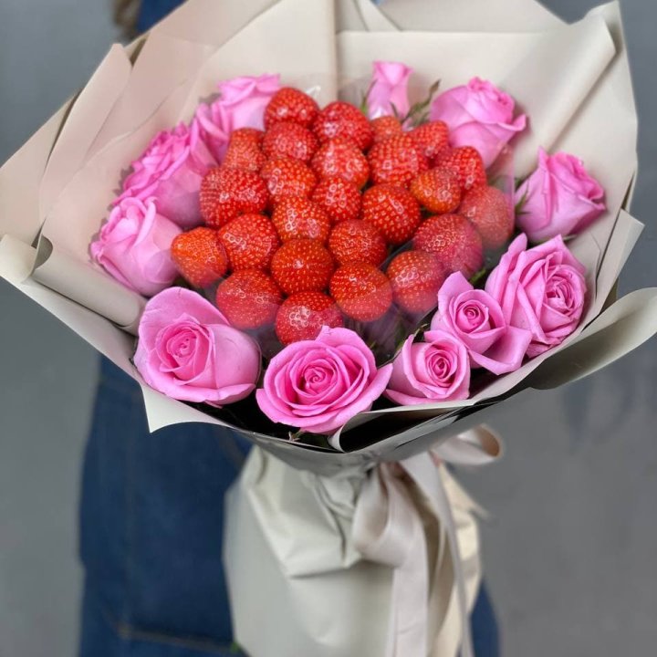 Клубника и розы в Ангарске