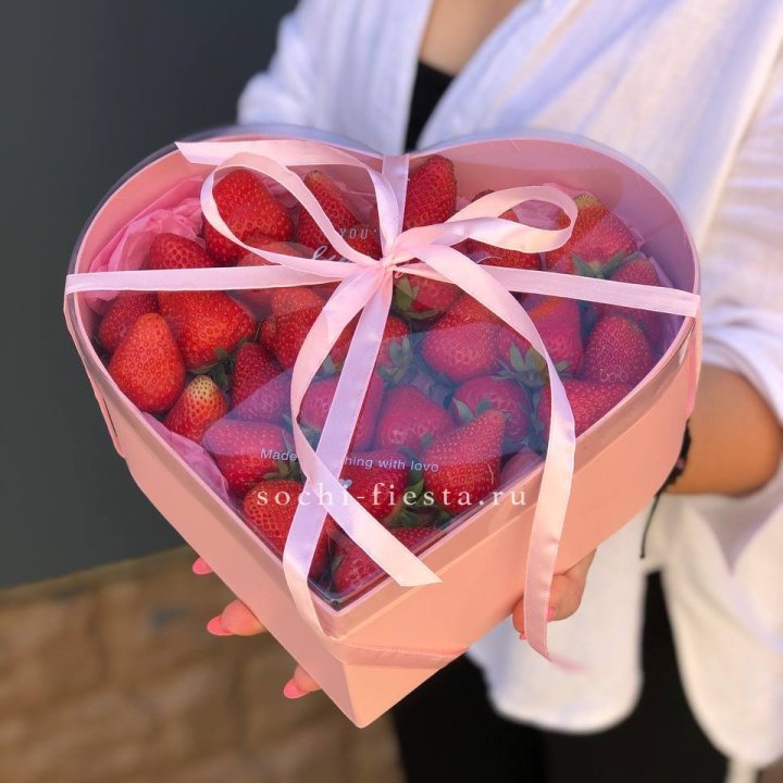 Коробочка сердце  с клубникой в Ангарске