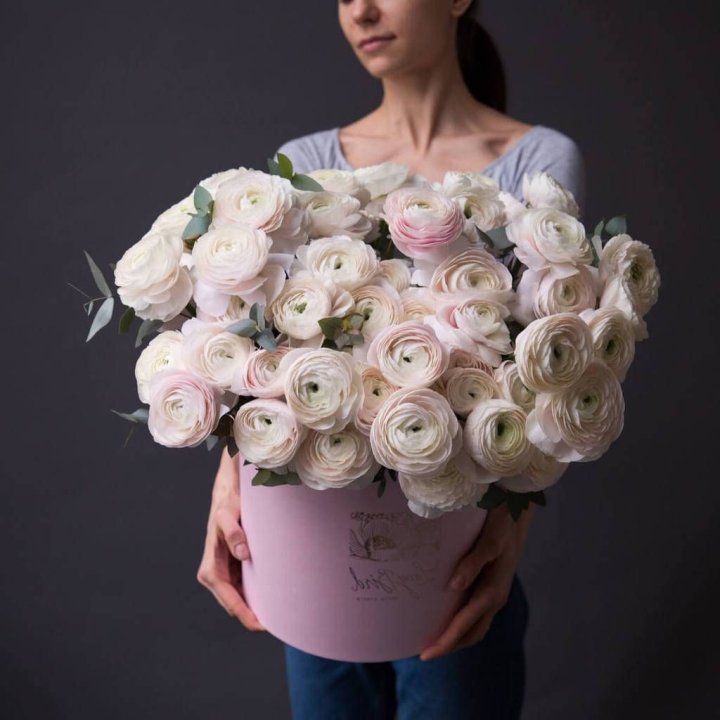 Бокс с ранункулюсами в Ангарске