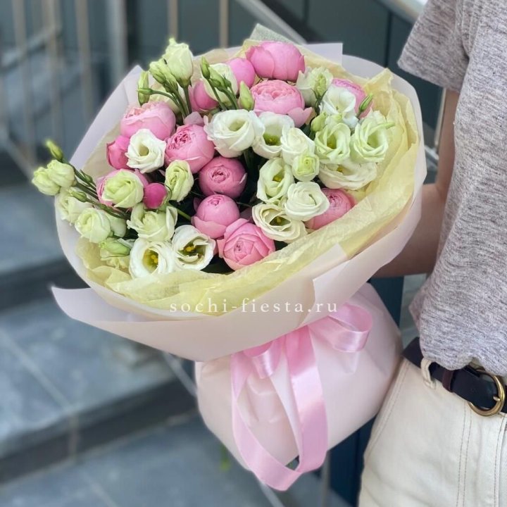 Букет кустовых роз с эустомой в Ангарске