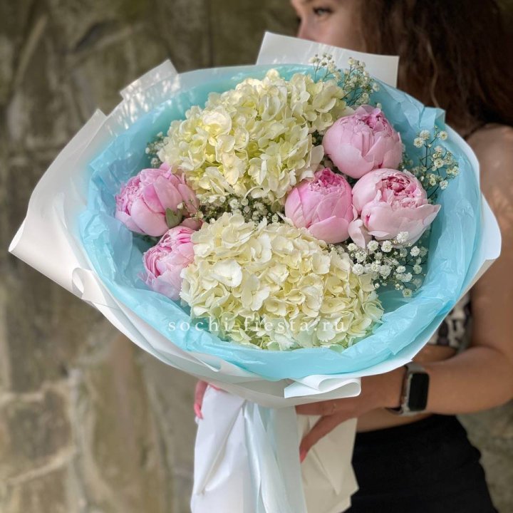 Букет с пионами "Блюсом" в Ангарске