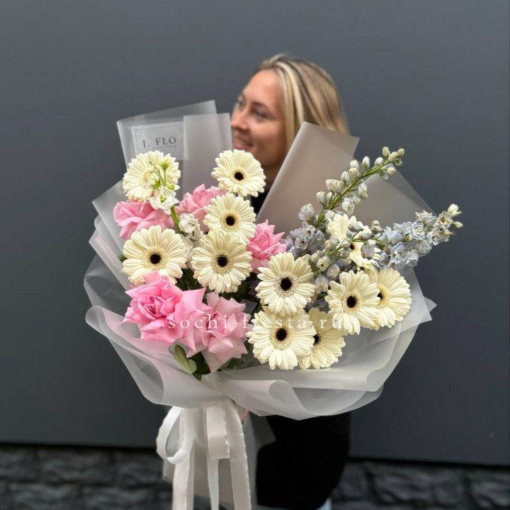 Букет роз и гербер в Ангарске