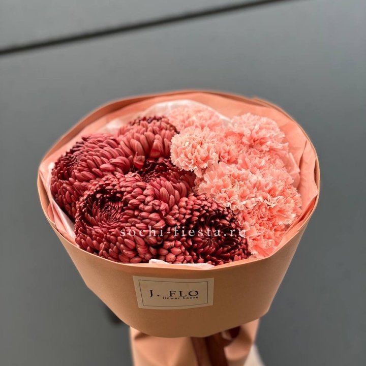 Букет хризантем и диантусов  в Ангарске