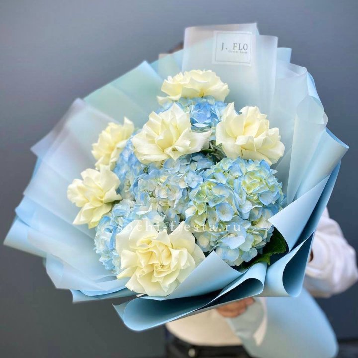  Букет из голубых гортензий и роз  в Ангарске