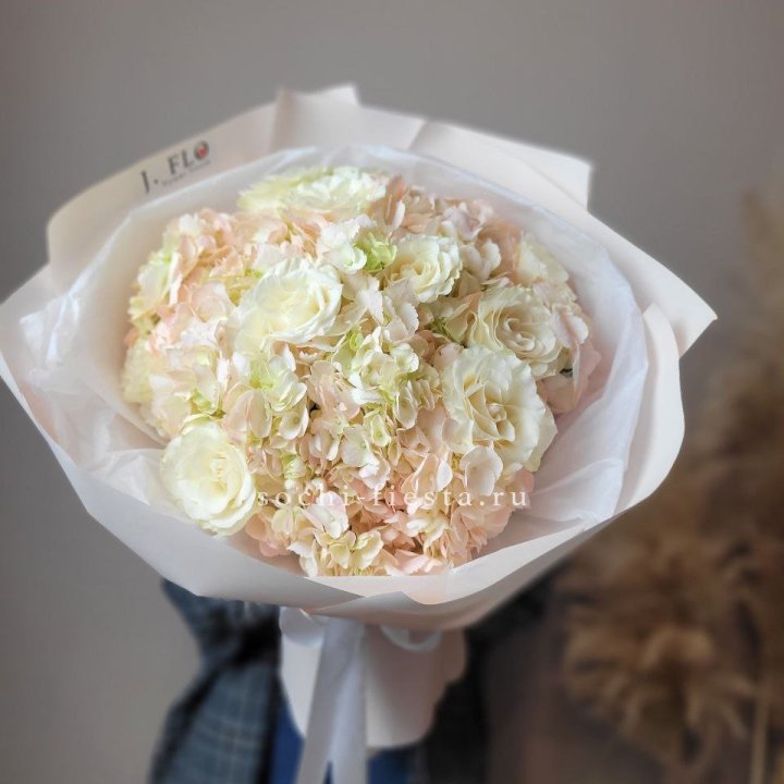  Букет гортензии и роз  в Ангарске