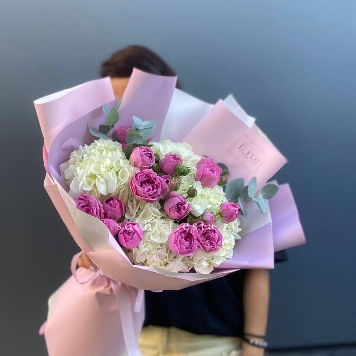 Букет белых гортензий и пионовидных роз  в Ангарске