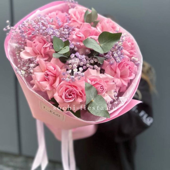Розовые французские розы с гипсофилой в Ангарске