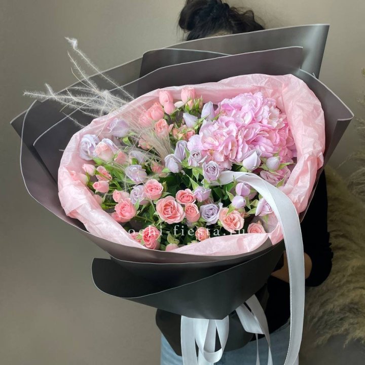  Букет гортензии и роз "Саперави" в Ангарске