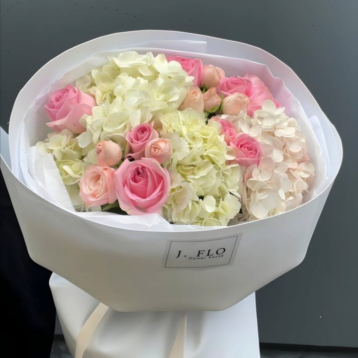  Букет гортензии и роз  "Тиамо" в Ангарске