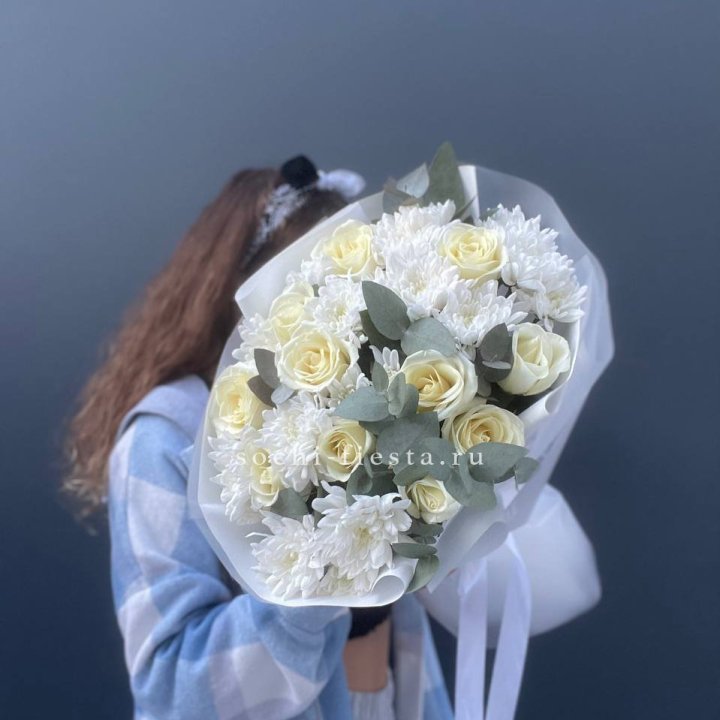  Букет белых роз с хризантемой  в Ангарске