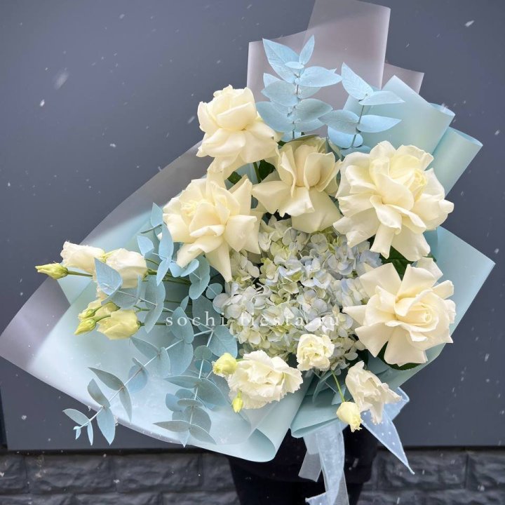 Букет с гортензией и белыми французскими розами в Ангарске