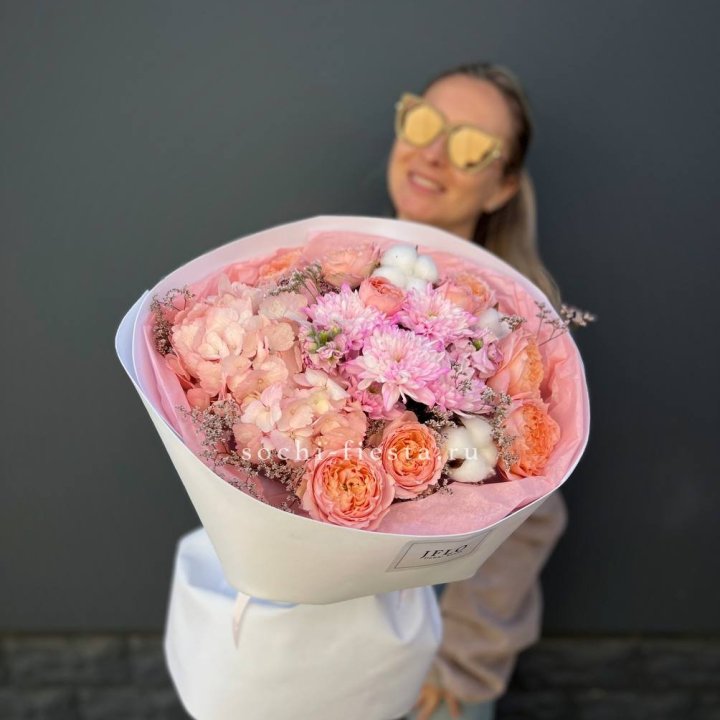 Букет гортензии и кустовых роз  в Ангарске