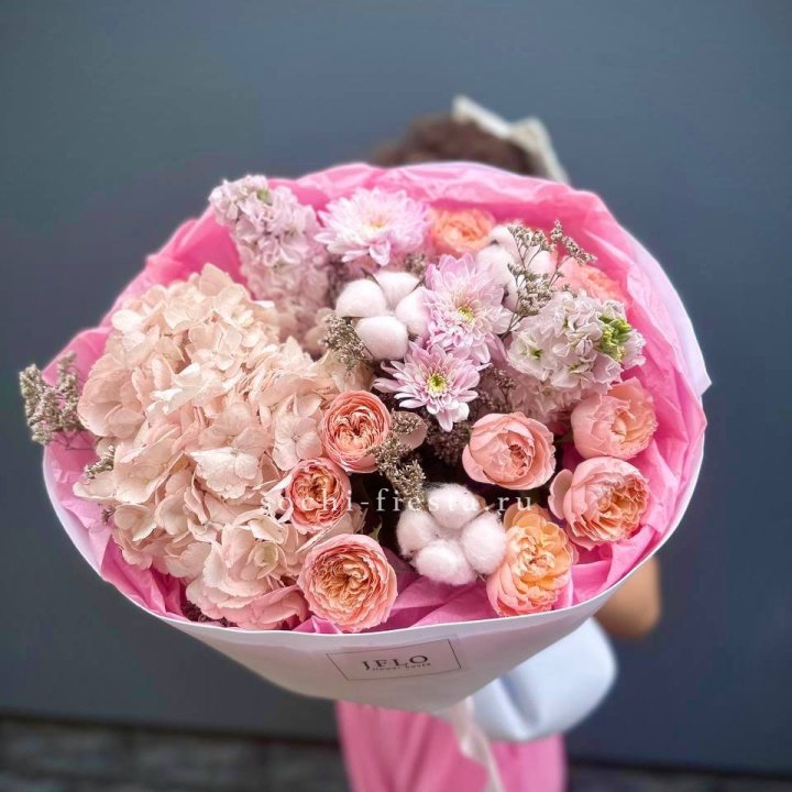 Букет гортензии и кустовых роз "Абрассо" в Ангарске