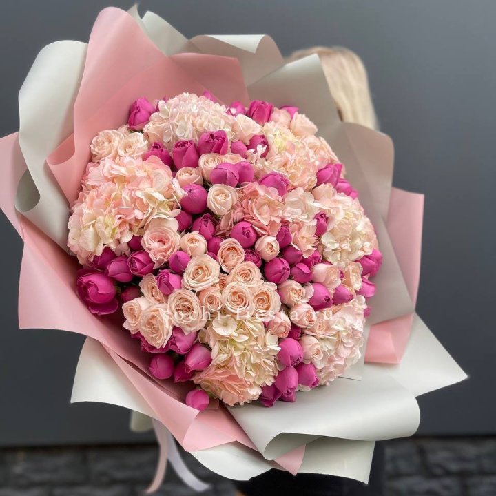 Букет кустовые розы и гортензия в Ангарске