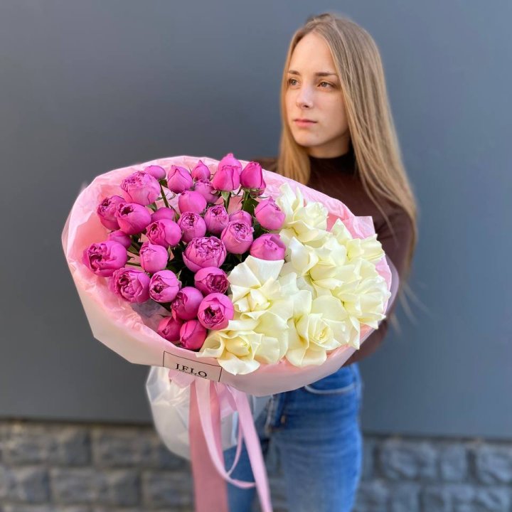 Дуо белых и кустовых роз в Ангарске