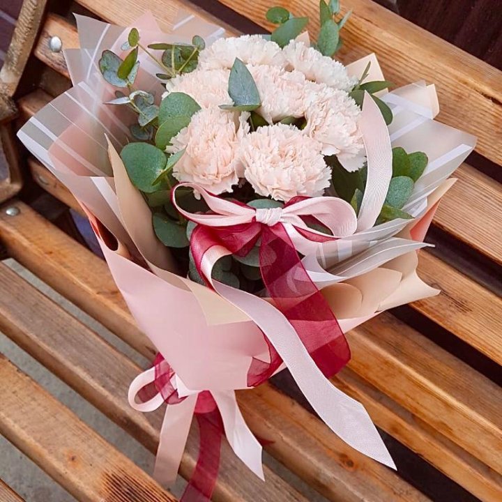 Диантусы с эвкалиптом в Ангарске