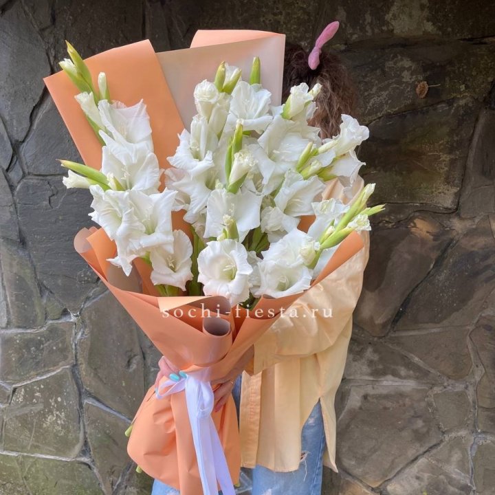 Букет белых гладиолусов  в Ангарске