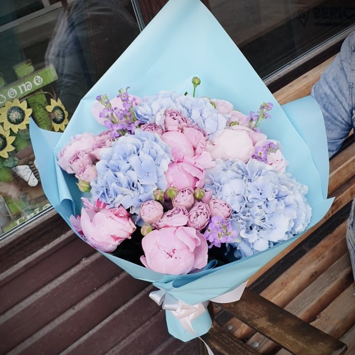 Букет с гортензиями "Блубери" в Ангарске