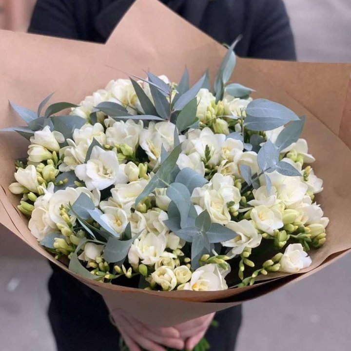 51 фрезия с эвкалиптом в Ангарске