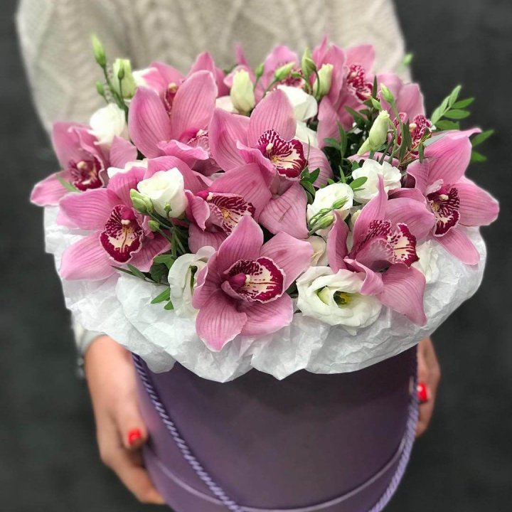 Орхидея и эустома в шляпной коробке в Ангарске