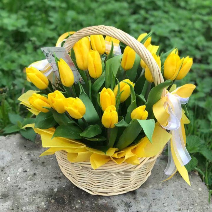 25 желтых тюльпанов в корзине в Ангарске