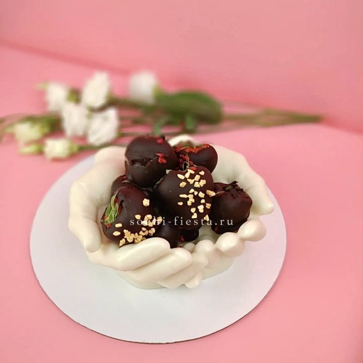 Клубника в шоколаде на шоколадных ладонях  в Ангарске