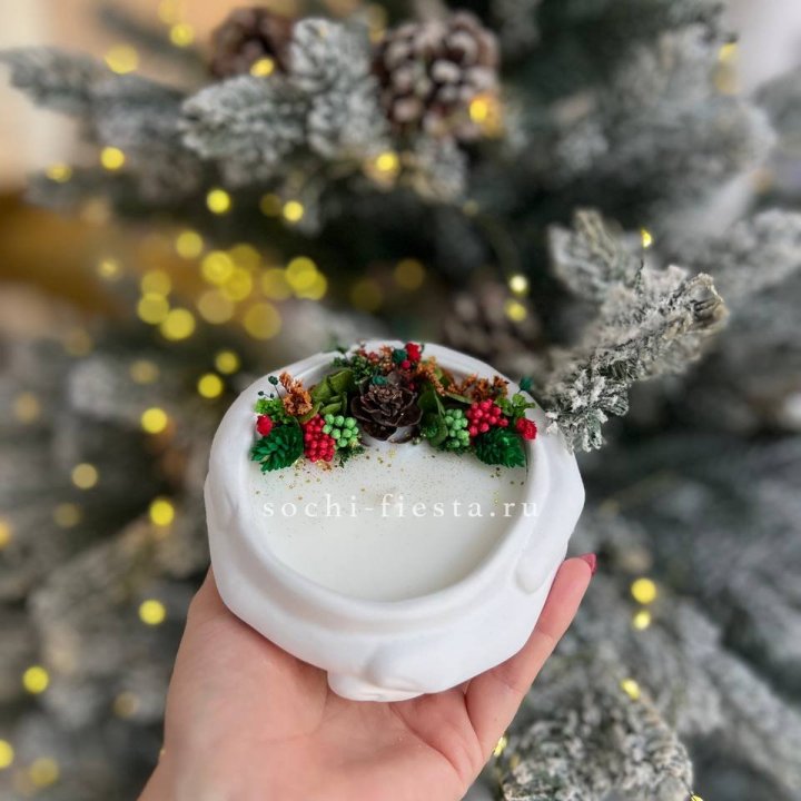 Свеча ароматическая в гипсе Руки с шишкой в Ангарске