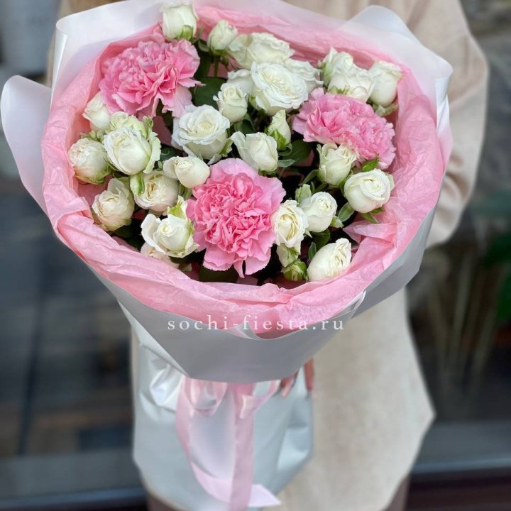 Букет розы с диантусами "Блэш" в Ангарске