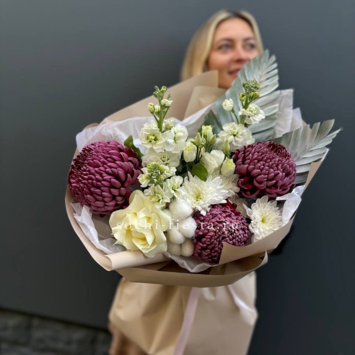 Хризантемы с маттиолой розами эустомой Чика в Ангарске