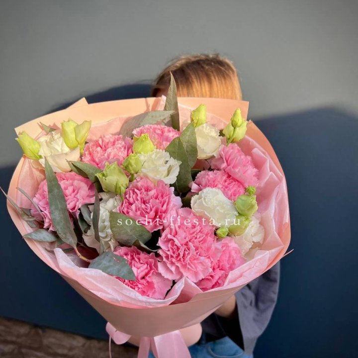 Букет гвоздик и  эустом "Сири" в Ангарске