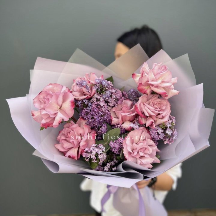 Букет из розовых роз и сирени в Ангарске