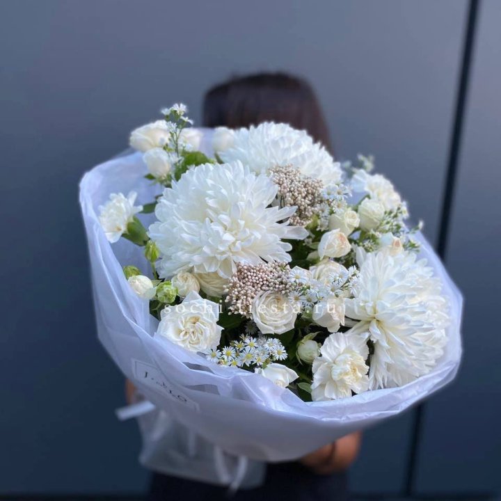 Букет хризантем и роз вайт шотс в Ангарске