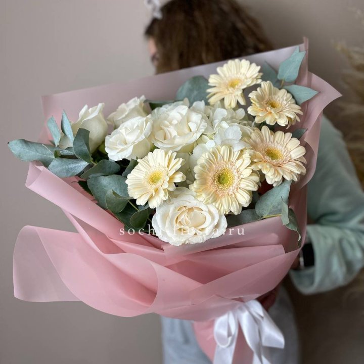 Букет роз, гортензии, гербер  в Ангарске