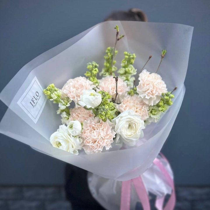 Букет маттиолы и ранункулюсов  в Ангарске