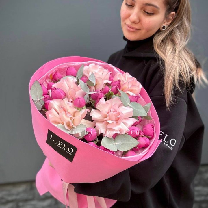 Букет французских и пионовидных роз "Ламиносо" в Ангарске