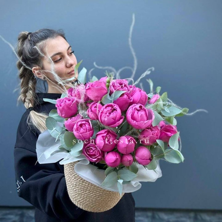 Пионовидные розы  в джутовом кашпо  в Ангарске